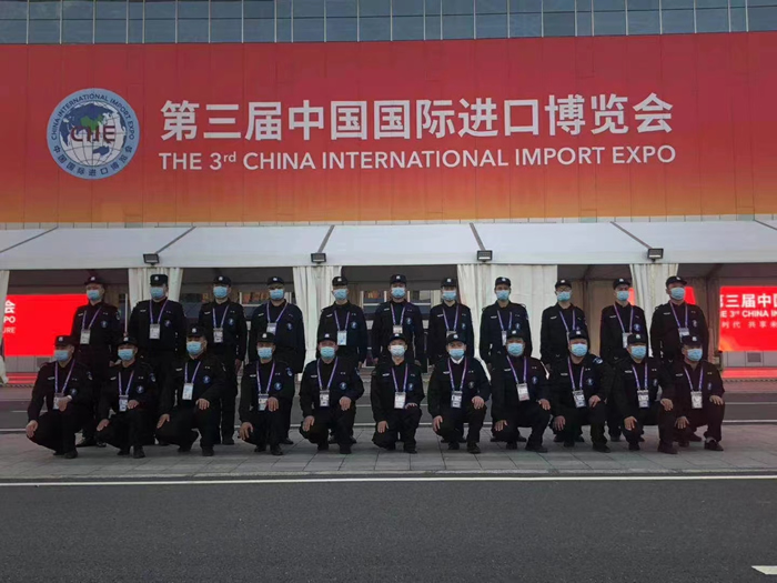 上海某会展中心开展年底展销会，雇高级保安布阵现场安全
